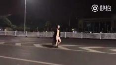 最近很火的裸奔門事件，女子南寧街頭裸奔影片