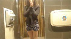 一個女生很大膽的在公共廁所直播自慰