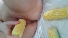 少女第一次肛交自慰用生玉米，想吃玉米