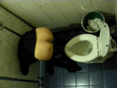 偷拍酒醉的韓國OL在廁所尿尿，站不穩跌倒，叫了一聲！超可愛的！