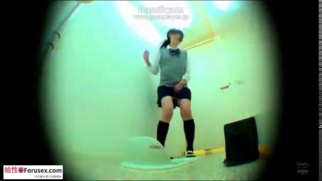 可愛的日本學生妹在學校尿失禁漏尿了，尿了好多