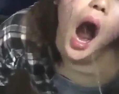 Pub酒吧男廁，露臉漂亮小妹喝大了，口著口著開始喝尿，尿完接著操